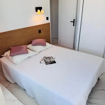 公寓 Penthouse - Jacuzzi - Terrace - Parking - 2 Pools 昂蒂布
