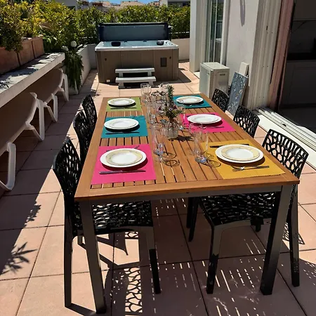 公寓 Penthouse - Jacuzzi - Terrace - Parking - 2 Pools 昂蒂布